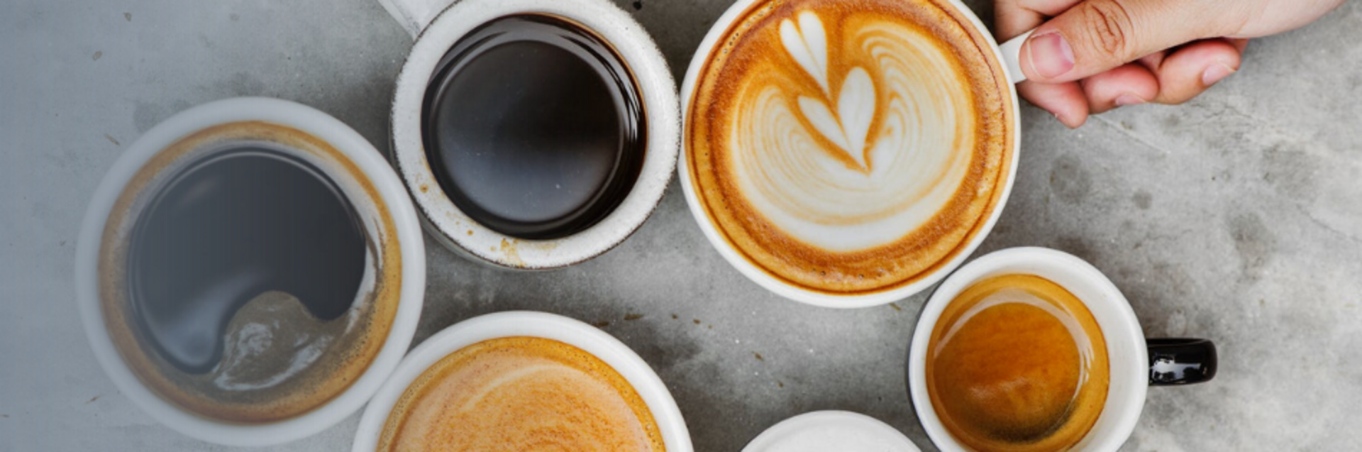 Een groep kopjes koffie.
