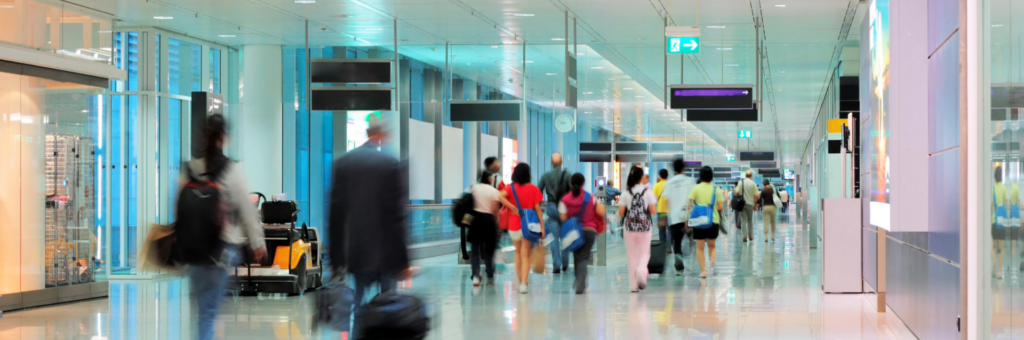 Een wazig beeld van mensen die door een luchthaven lopen.