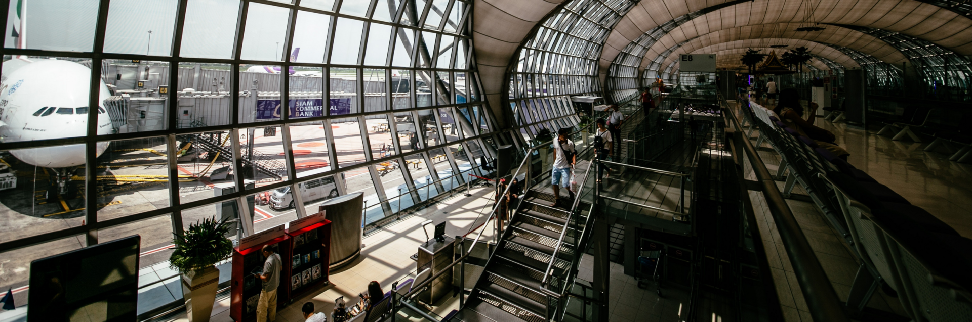 Een weergave van een groot vliegtuig op een luchthaven.
