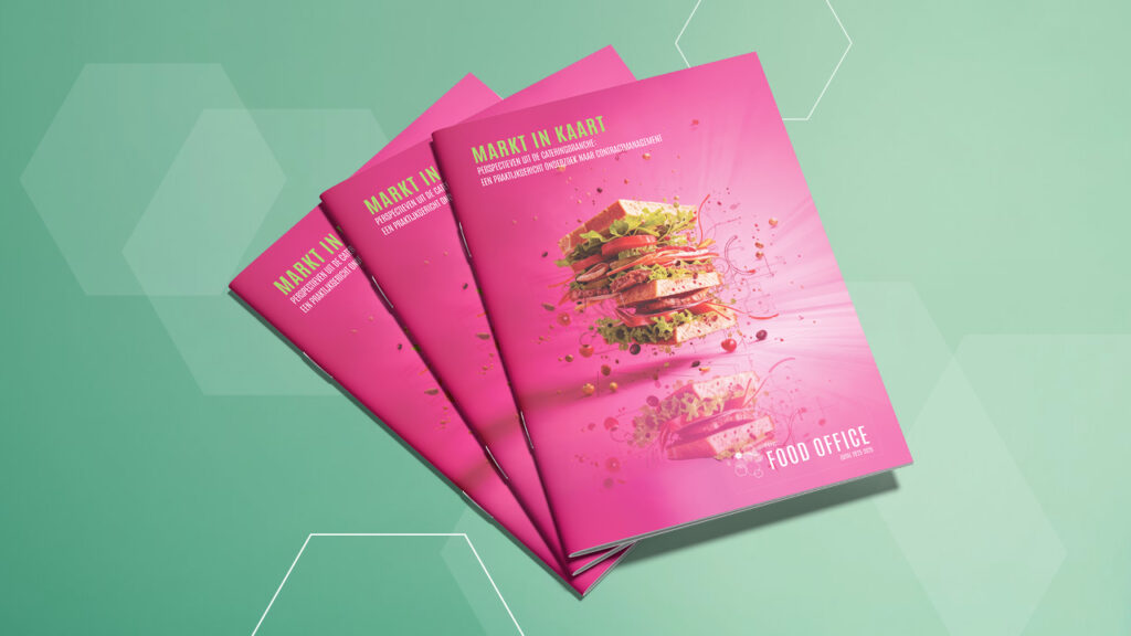 Drie roze brochures met een afbeelding van een sandwich en de titel "MARKT IM MÄRZ" zijn gestapeld op een groene geometrische achtergrond. De brochures zijn van "FOOD OFFICE.